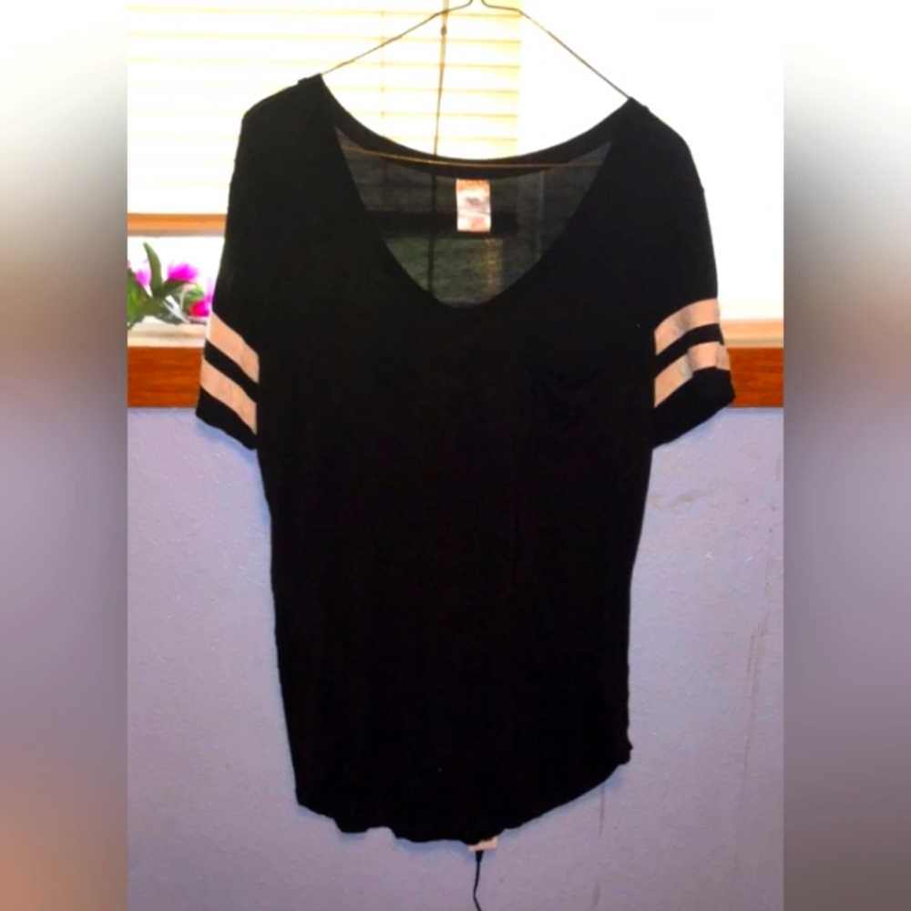 Short sleeve with one pocket on the front